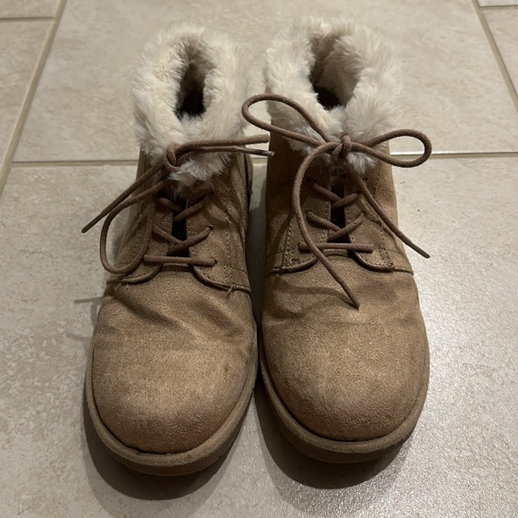 Cute light brown fluffy booties😍🤎🍂 - Picture 3 of 4